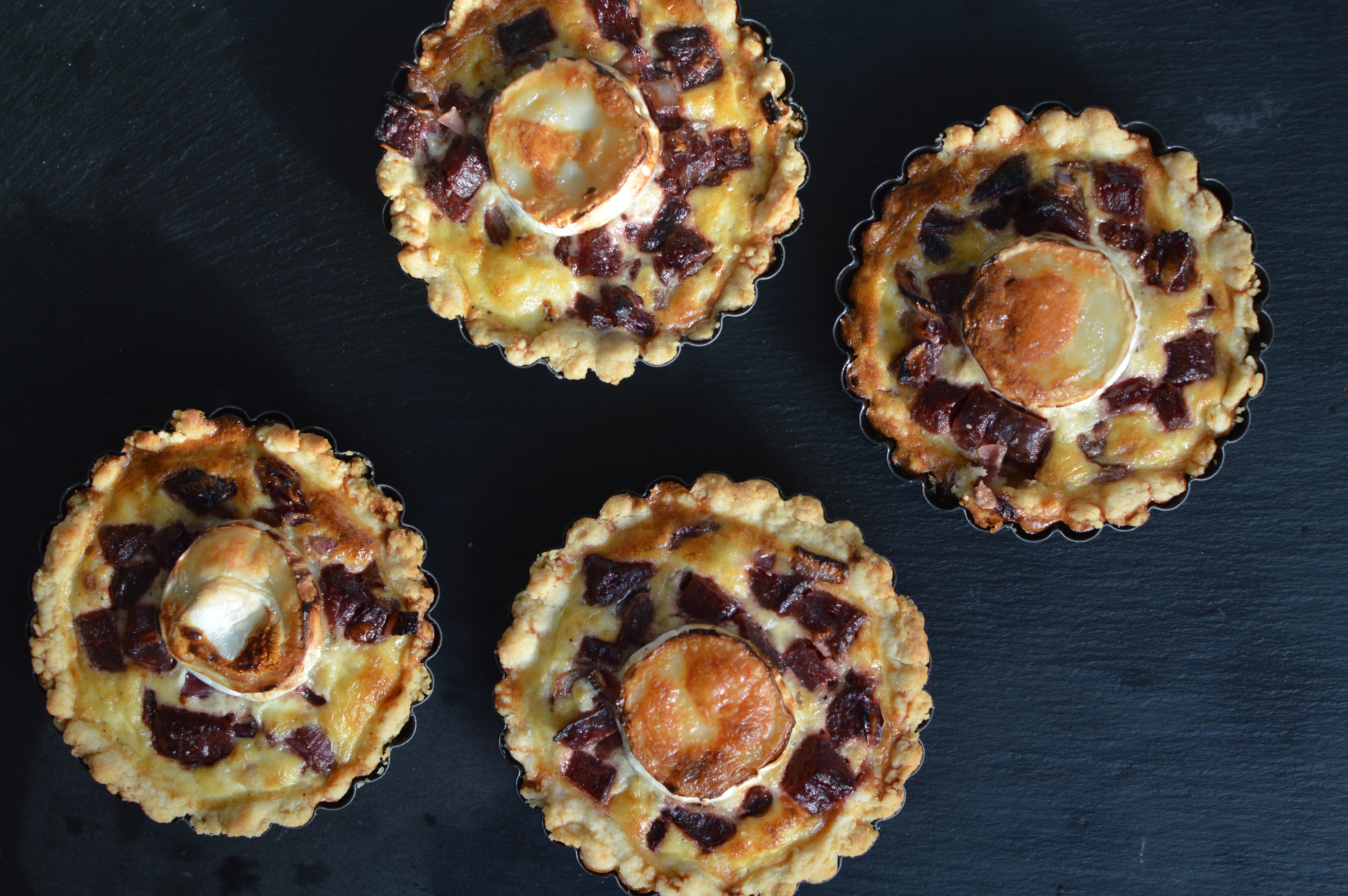 Mini Ziegenkäse-Tartes mit rote Beete – Münchner Küchenexperimente Mini Ziegenkäse-Tartes mit rote Beete – Münchner Küchenexperimente